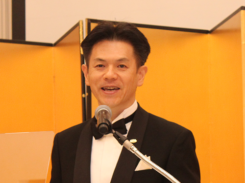 報酬プラン改定などを発表する本田正治社長